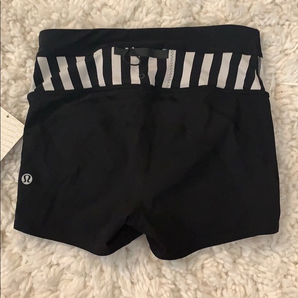 *Lululemon* Black/White, Water Bound Short - Picture 4 of 9